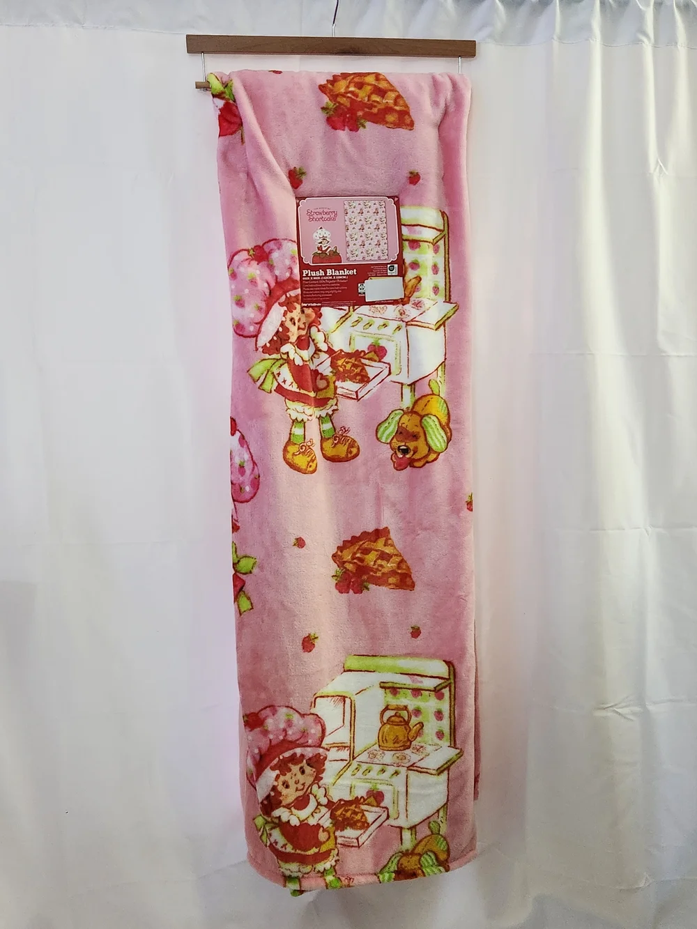 Strawberry Shortcake Berry Bake Shoppe Oversized Plush Throw Blanket